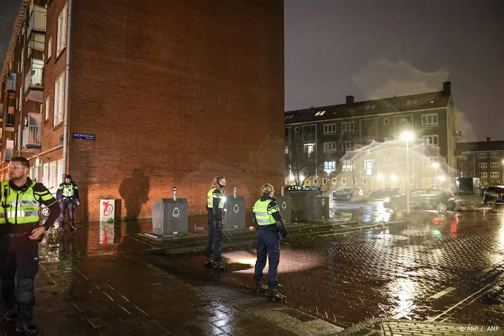 me treedt op tegen groep jongeren in amsterdam oost