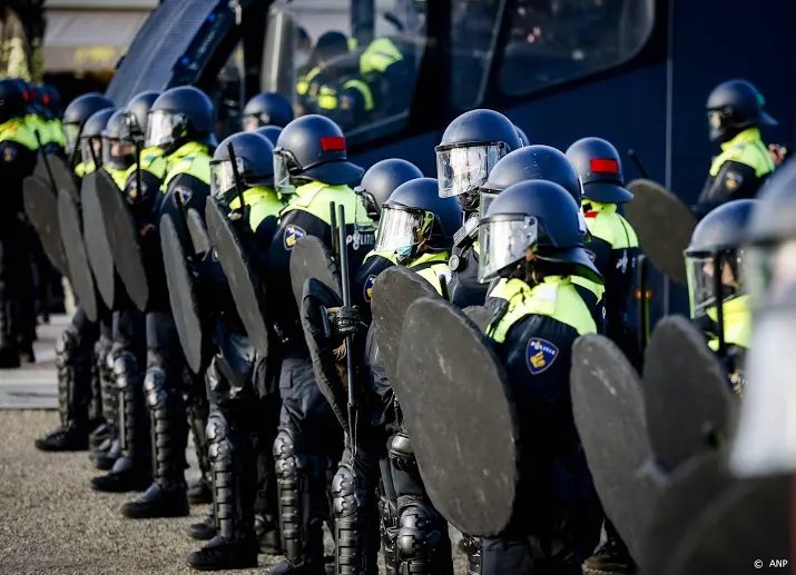 me voert charge uit bij demonstratie museumplein