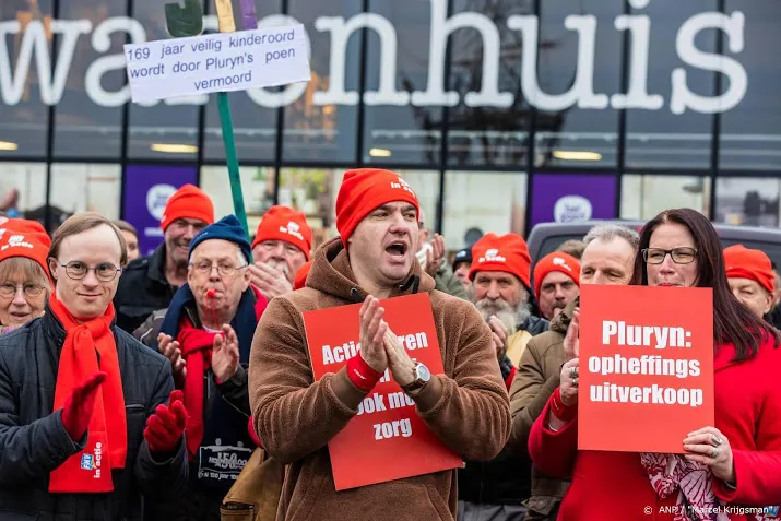 medewerkers hoenderloo groep leggen vrijdag werk neer