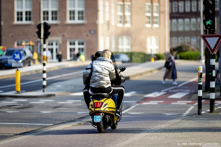 medewerkers teamalert verkleed als arts om helmplicht snorfiets