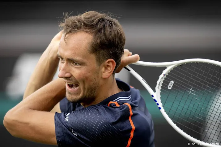 medvedev maakt ruzie met umpire en is uitgeschakeld in rosmalen