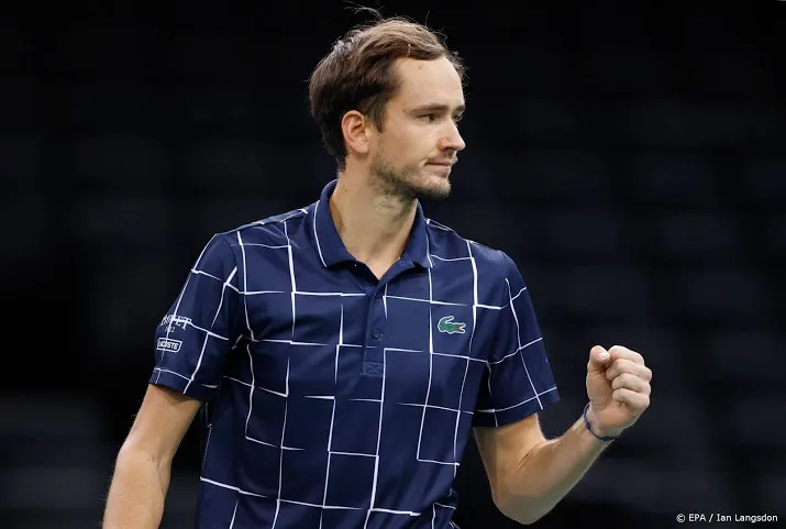 medvedev ten koste van raonic naar finale in parijs