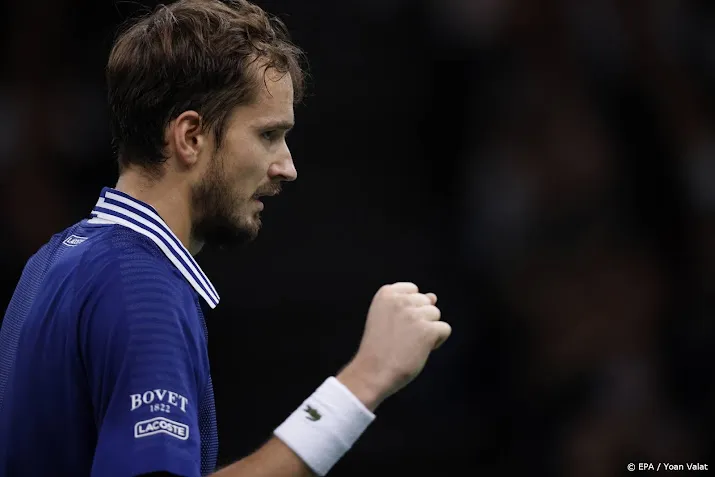 medvedev wint in drie sets en blijft in de race voor koppositie