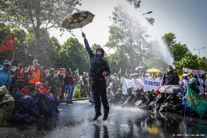 meer dan 1580 klimaatactivisten opgepakt op a12 48 vervolgd