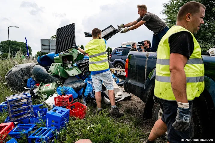 meer dan 2000 vrijwilligers ruimen aangespoeld afval maas op