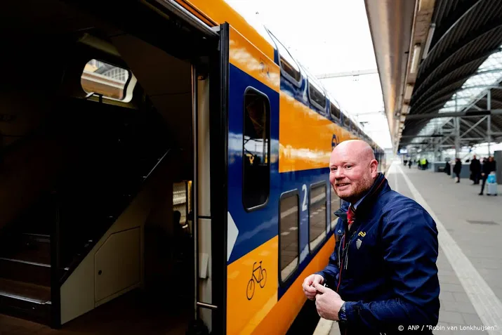 meer reizigers en duurdere kaartjes helpen winst ns vooruit