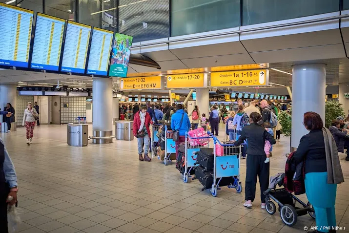meer reizigers schiphol in meivakantie minder wachttijd
