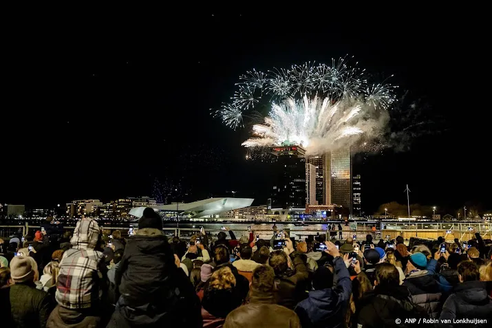 meerdere vuurwerkshows in amsterdam tijdens jaarwisseling