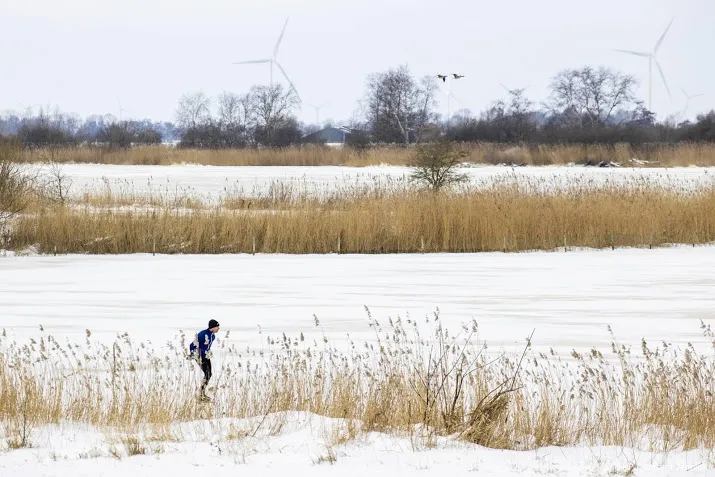 mensen al vroeg op de schaats