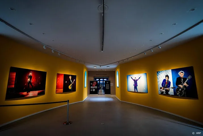 mick jagger opent rolling stones tentoonstelling groninger museum