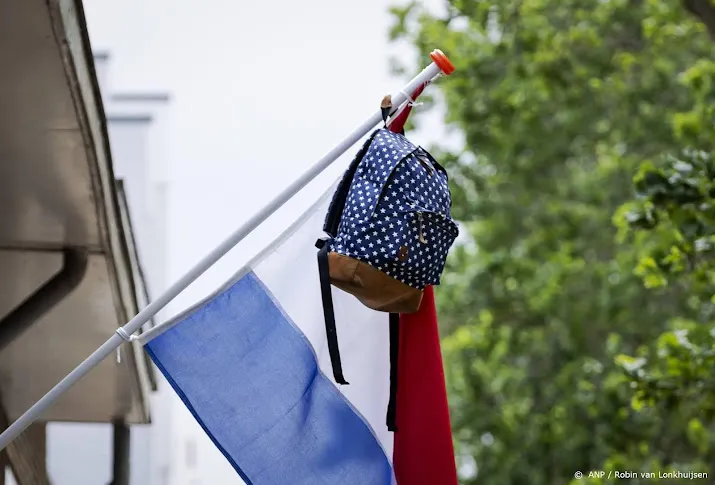 middelbare scholieren horen of de vlag uit mag