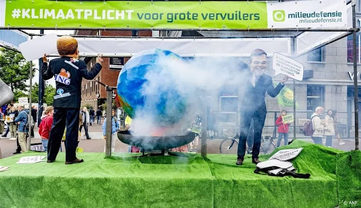 milieudefensie met 100 aandeelhouders naar unilever in londen