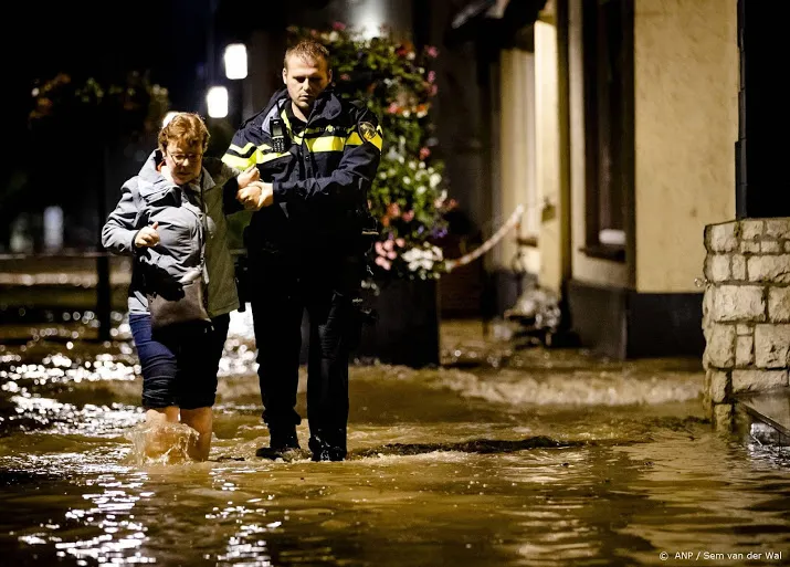 militairen evacueren mensen in valkenburg