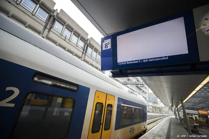 minder treinen door storm en vertraging door defecte bovenleiding