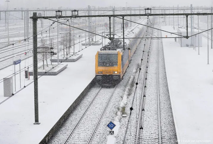 minder treinen in ochtend om sneeuwval