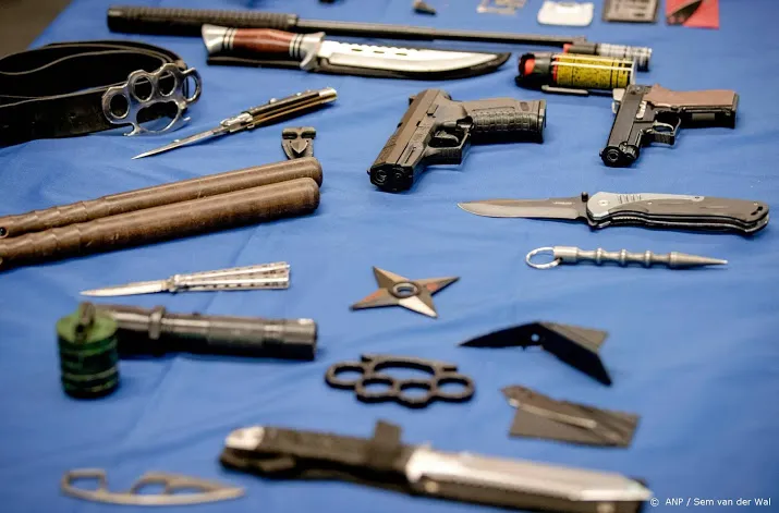 minderjarige schaft zonder problemen machetes en kruisbogen aan