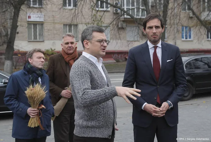 minister hoekstra en delegatie verlaten schuilkelder in kiev