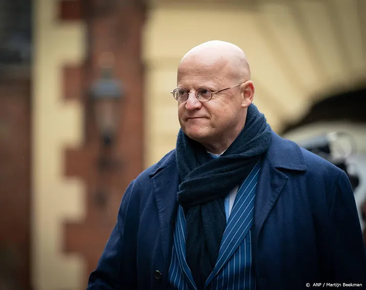 minister nodigt mishandelde wijkagent uit