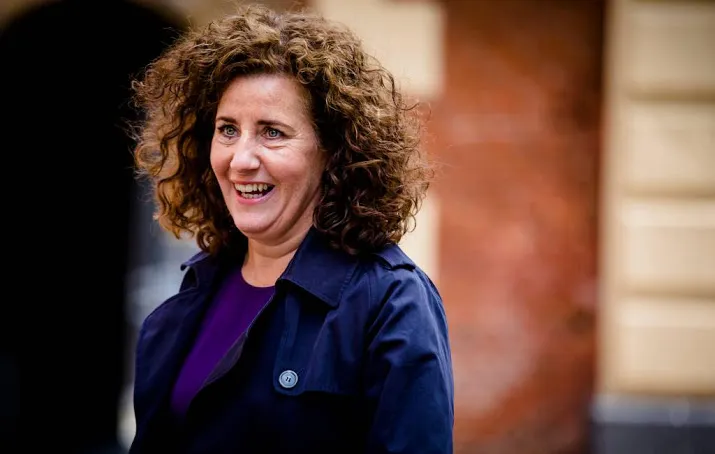 minister opheldering over promotiefabriek