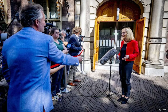 minister radiostations kunnen niets veranderen aan verdeling