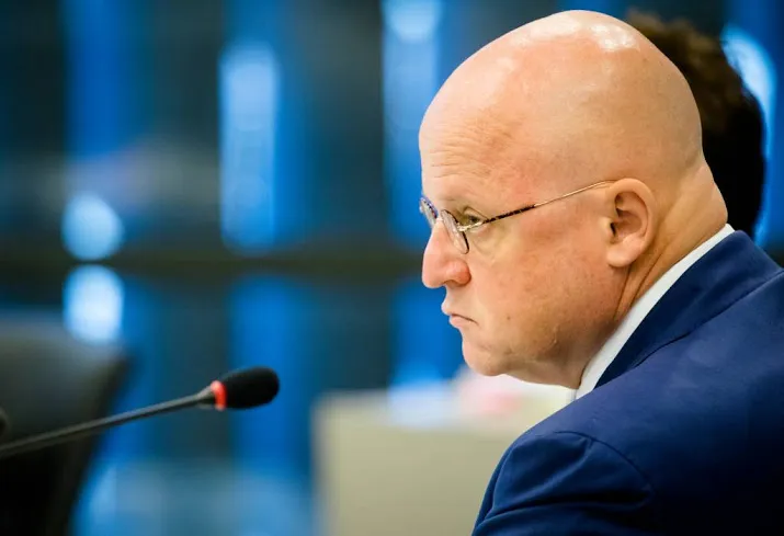minister roept columnisten op tot aangifte