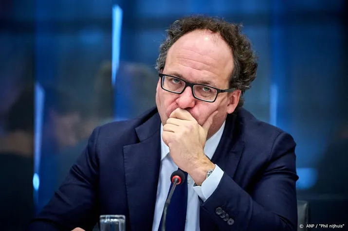 minister roer moet om op arbeidsmarkt