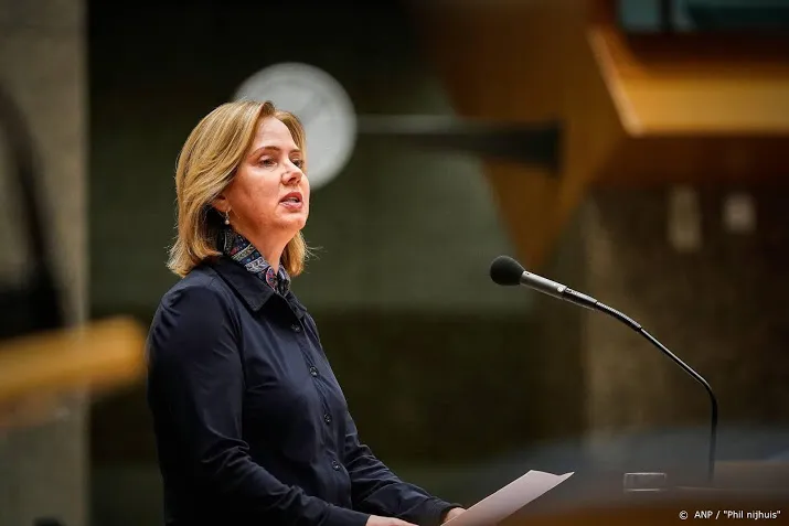 minister tekent voor verbreden a2 limburg