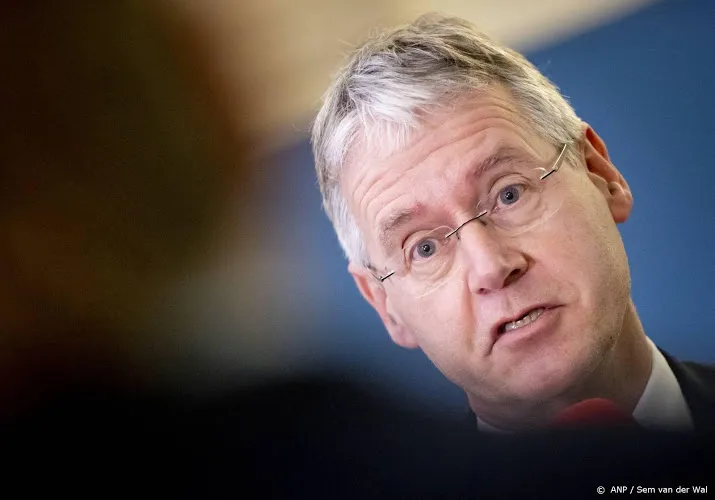 minister zorgen om school die leerlingen uit de kast dwong