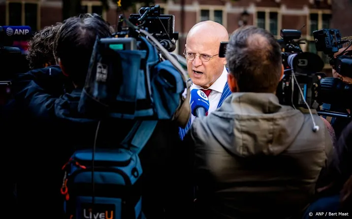 ministers door stof om voetbal tijdens debat