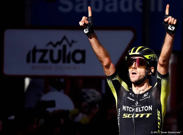 mitchelton scott mikt met adam yates op ritzeges in tour
