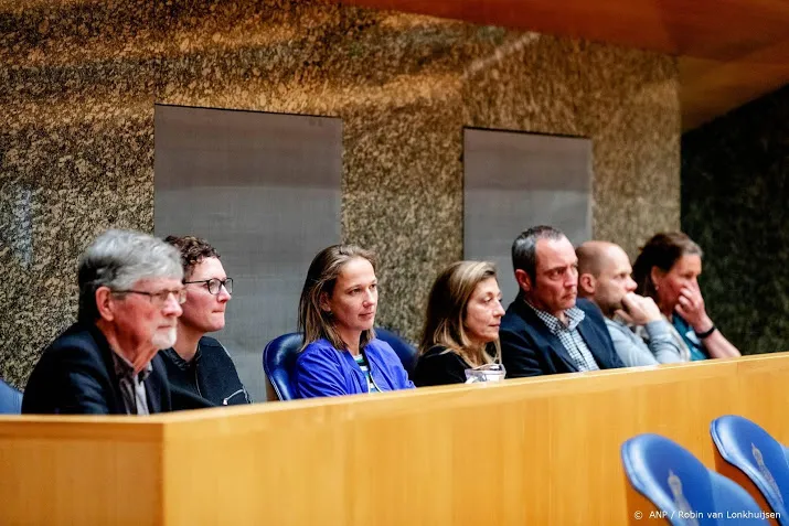 moeder anne faber loopt weg bij debat