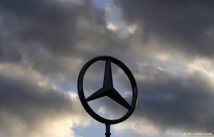 moeder mercedes benz somberder over verkopen door chipschaarste