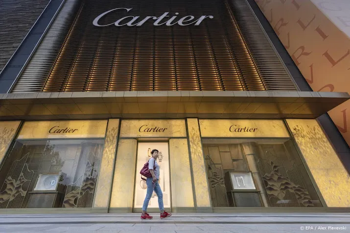 moederbedrijf chloe en cartier verkoopt meer kleding en tassen