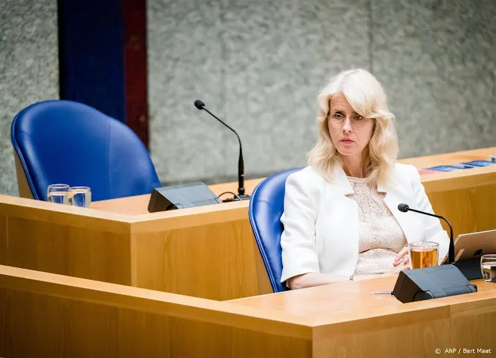 mona keijzer presenteert oplossingen voor kanaaldrama overijssel