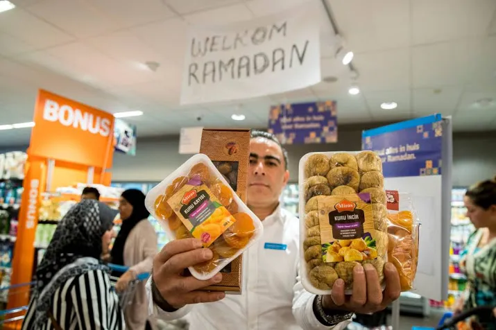 moslims beginnen aan vastenmaand ramadan