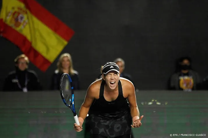 muguruza verslaat krejcikova in drie sets op wta finals
