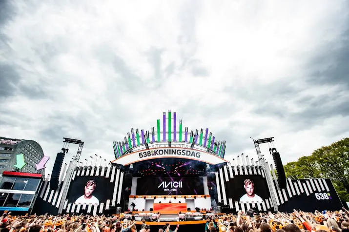 muziekfeesten eren avicii op koningsdag