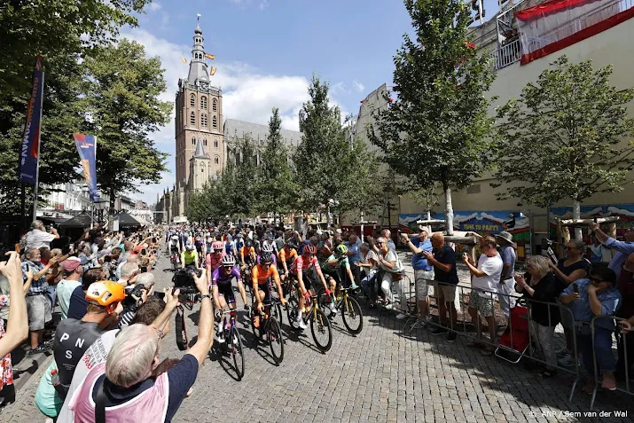 naar schatting 375 000 wielerliefhebbers langs parcours vuelta