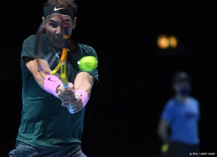 nadal ten koste van titelverdediger tsitsipas naar laatste vier