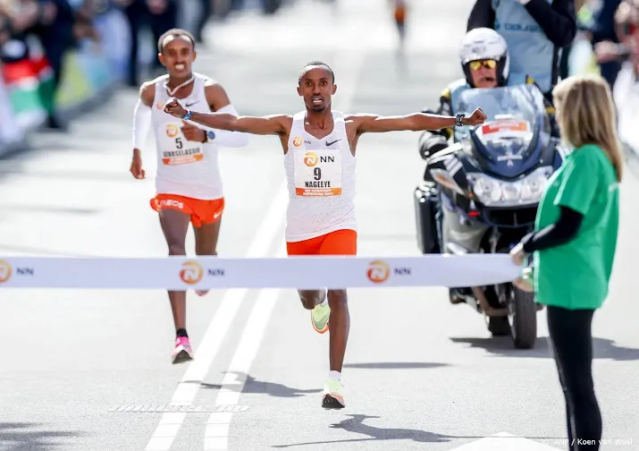 nageeye wint marathon van rotterdam in nederlands record
