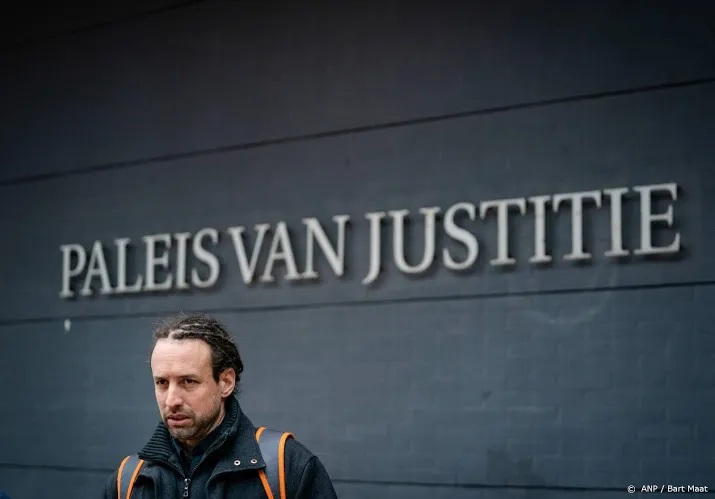 nationale politie vindt feliciteren engel niet op zijn plaats