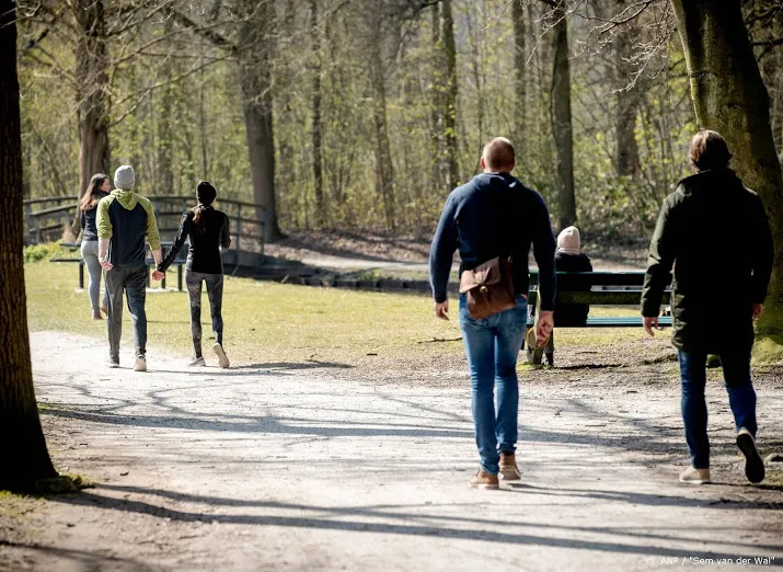 natuurbeheerders geniet in de tuin van de zon