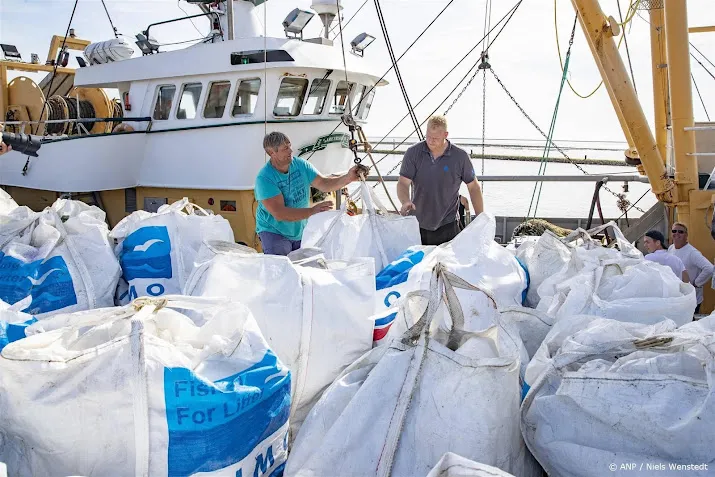 natuurorganisaties wachten op kalm weer voor bergen afval msc zoe