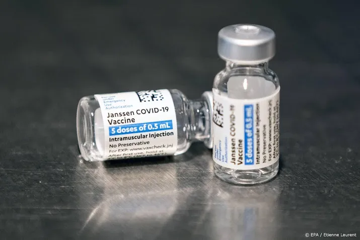 nederland volgt ema en blijft prikken met coronavaccin janssen