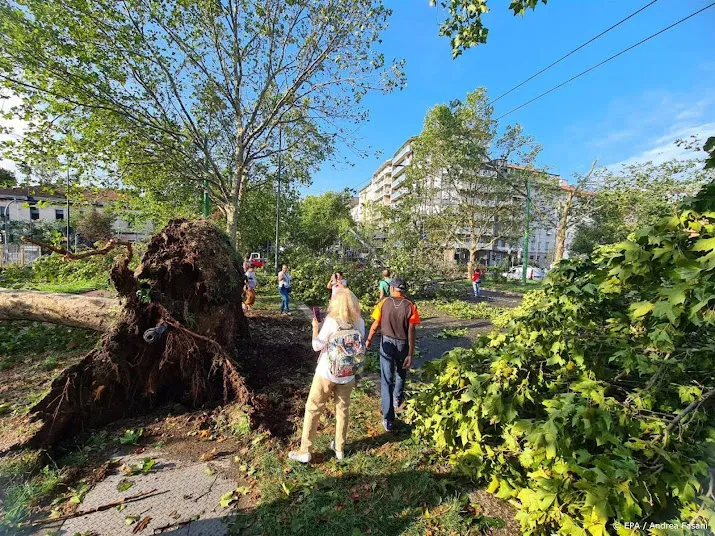 nederlanders in noord italie zaterdag in bussen terug na noodweer