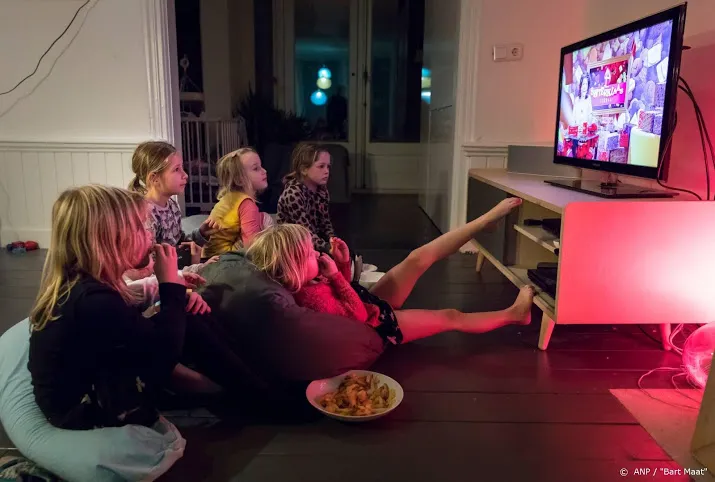 nederlanders kijken veel meer tv door coronacrisis