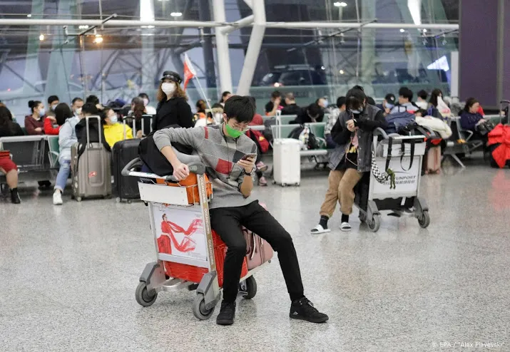 nederlanders uit wuhan reizen door naar vliegbasis eindhoven
