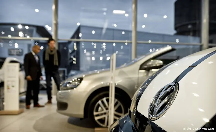 nederlandse autoverkopen licht toegenomen na maanden van daling
