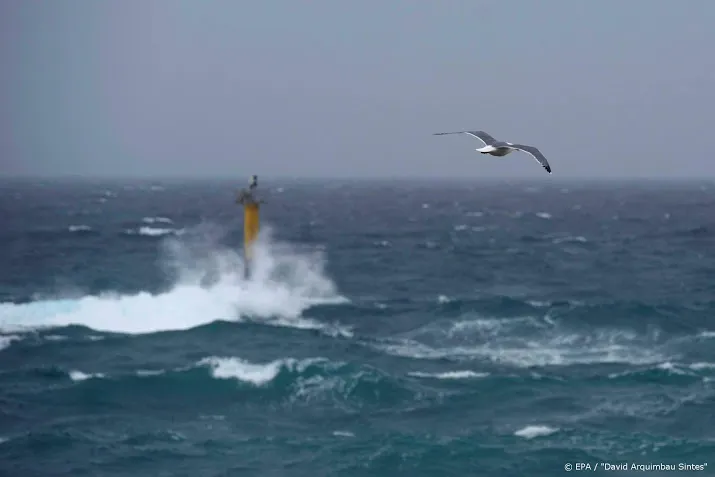 nederlandse surfer verdrinkt in stormachtig spanje