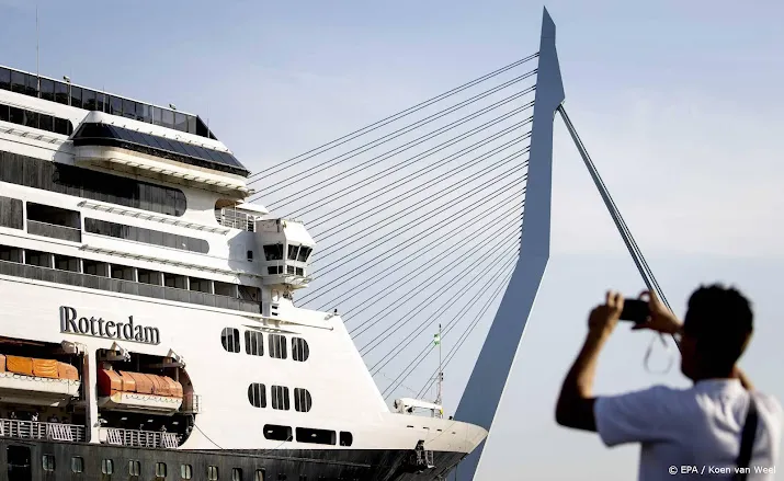 nieuw cruiseschip rotterdam komt voor het eerst naar nederland